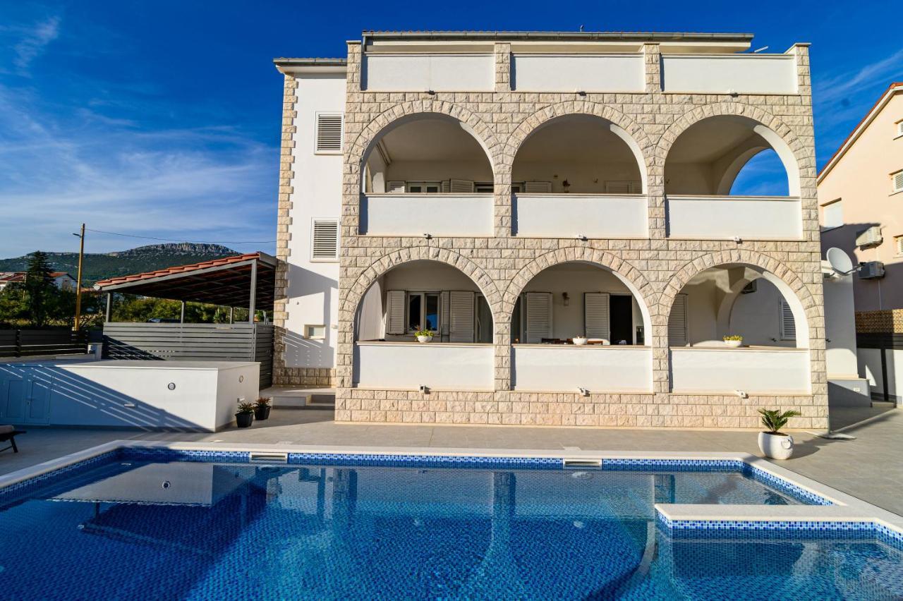 Villa Relax - Beautiful Apartment With Heated Saltwater Pool & Jacuzzi Kaštela Kültér fotó