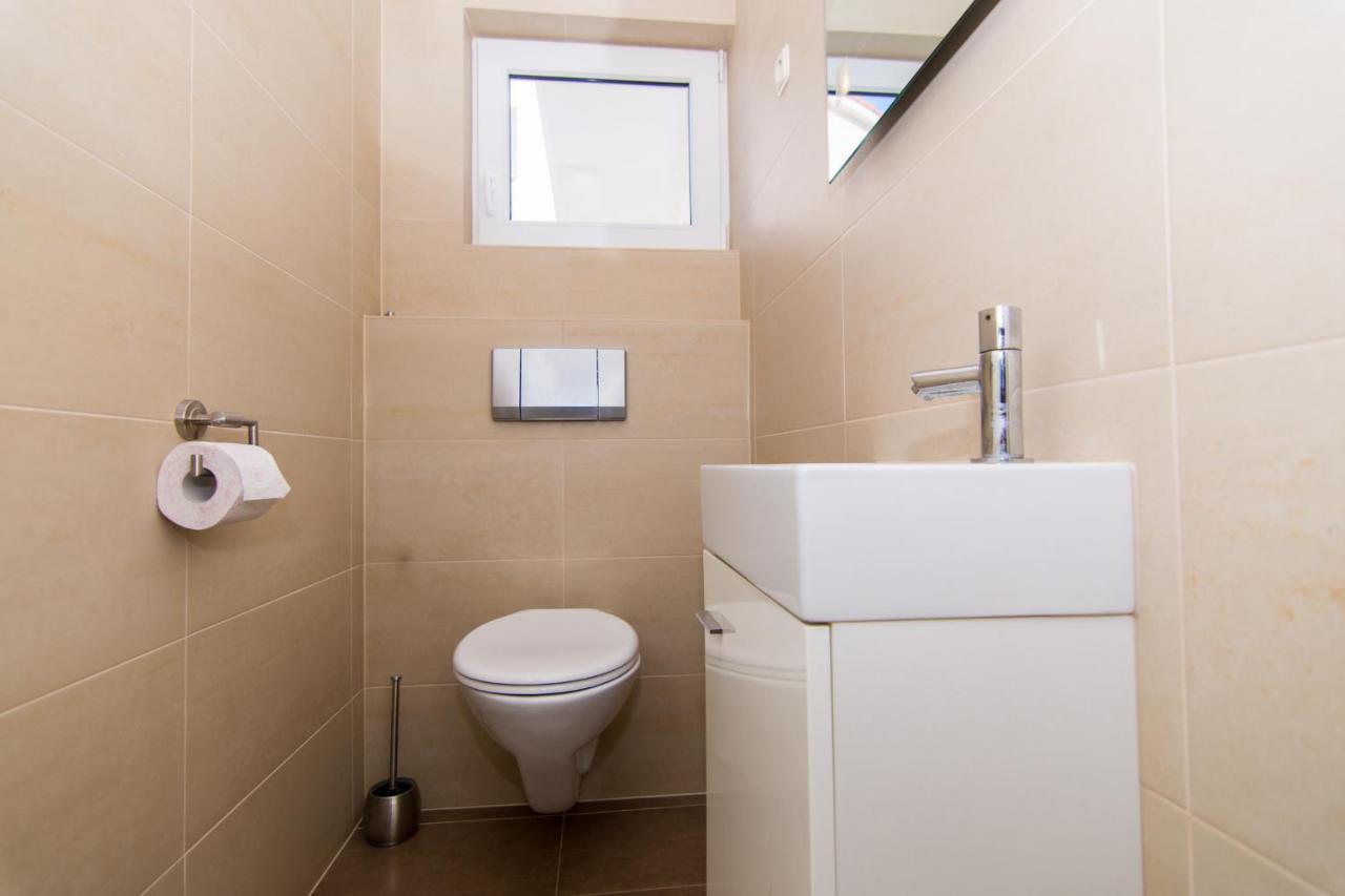Villa Relax - Beautiful Apartment With Heated Saltwater Pool & Jacuzzi Kaštela Kültér fotó