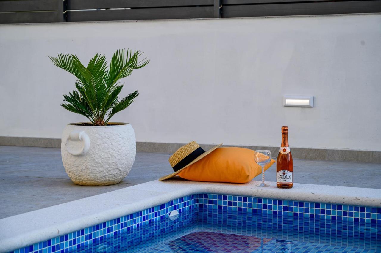 Villa Relax - Beautiful Apartment With Heated Saltwater Pool & Jacuzzi Kaštela Kültér fotó