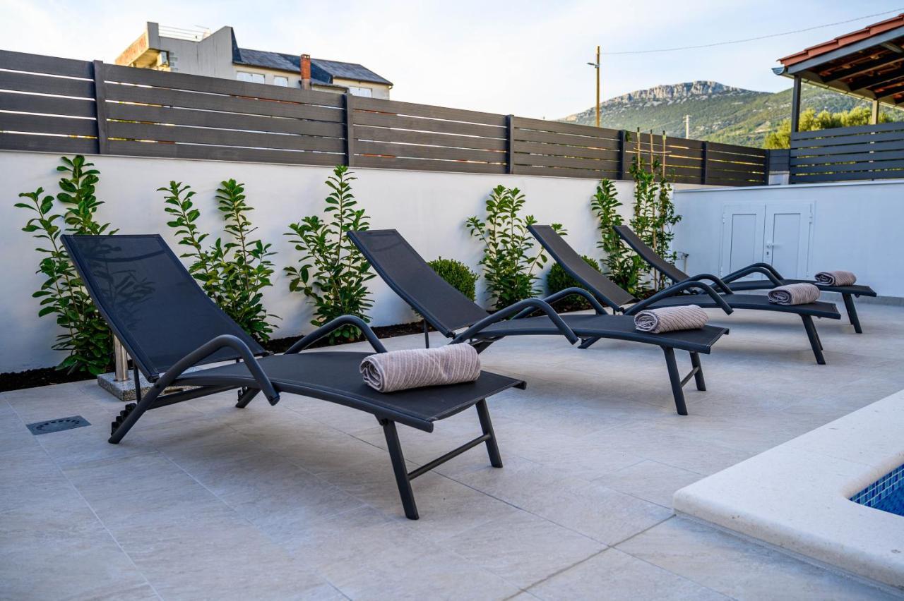 Villa Relax - Beautiful Apartment With Heated Saltwater Pool & Jacuzzi Kaštela Kültér fotó