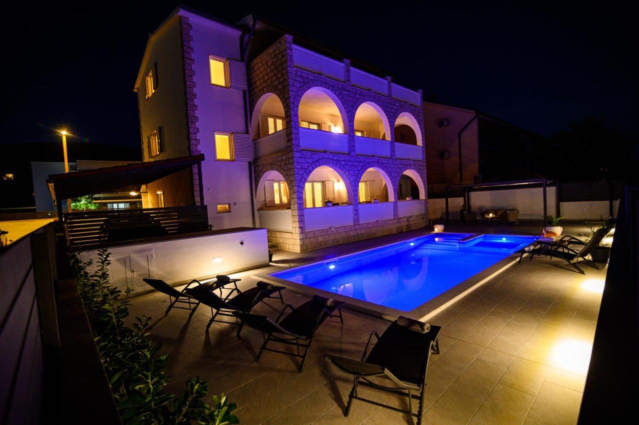 Villa Relax - Beautiful Apartment With Heated Saltwater Pool & Jacuzzi Kaštela Kültér fotó