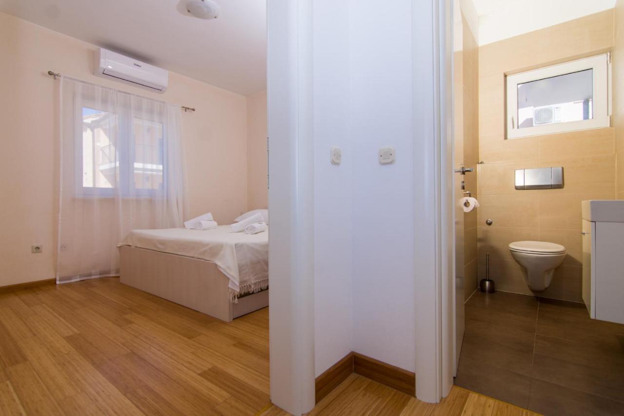 Villa Relax - Beautiful Apartment With Heated Saltwater Pool & Jacuzzi Kaštela Kültér fotó