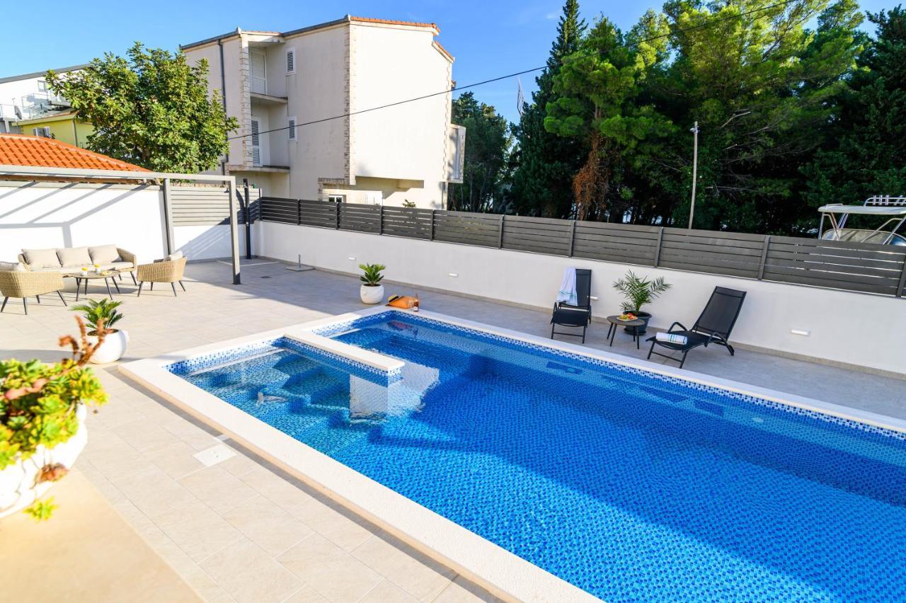 Villa Relax - Beautiful Apartment With Heated Saltwater Pool & Jacuzzi Kaštela Kültér fotó