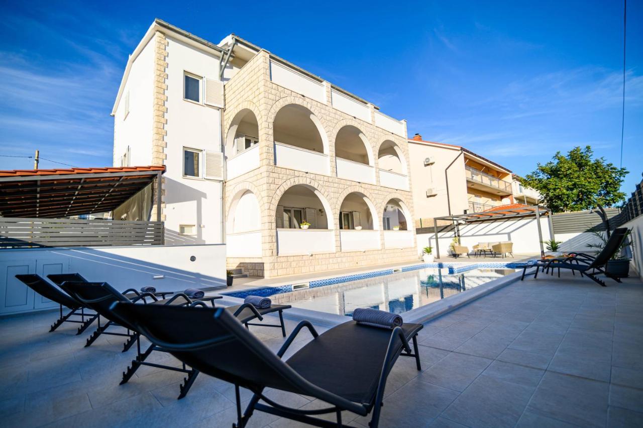 Villa Relax - Beautiful Apartment With Heated Saltwater Pool & Jacuzzi Kaštela Kültér fotó