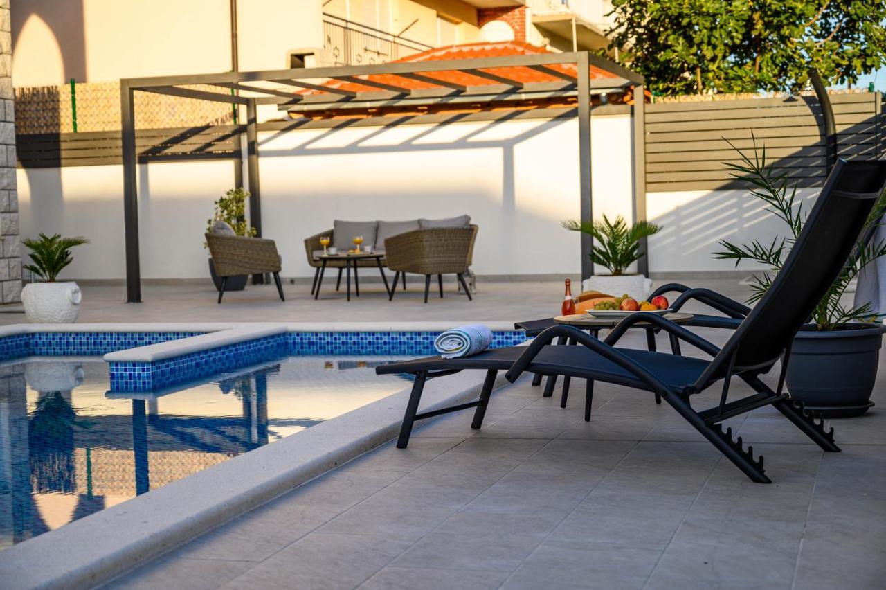 Villa Relax - Beautiful Apartment With Heated Saltwater Pool & Jacuzzi Kaštela Kültér fotó