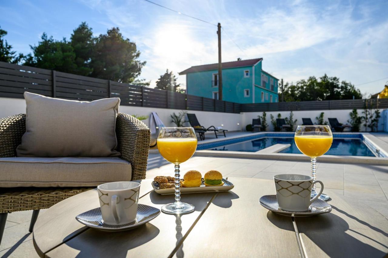 Villa Relax - Beautiful Apartment With Heated Saltwater Pool & Jacuzzi Kaštela Kültér fotó