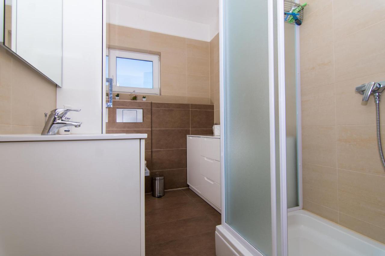 Villa Relax - Beautiful Apartment With Heated Saltwater Pool & Jacuzzi Kaštela Kültér fotó