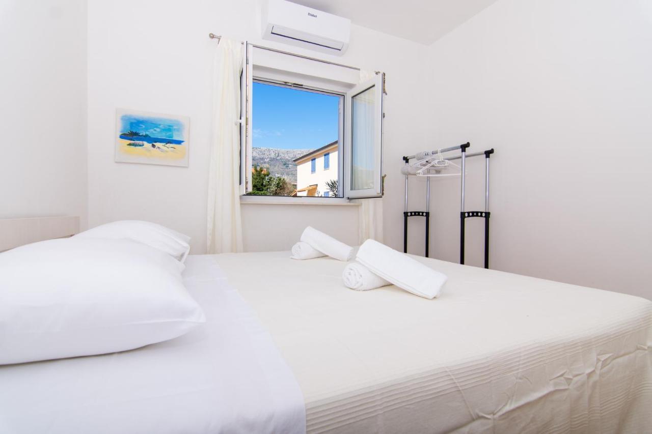 Villa Relax - Beautiful Apartment With Heated Saltwater Pool & Jacuzzi Kaštela Kültér fotó