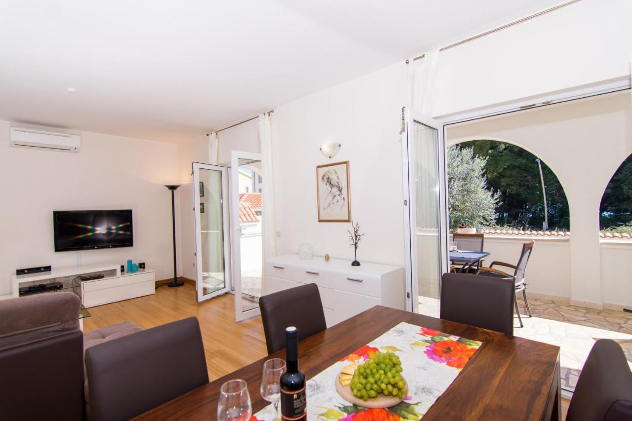 Villa Relax - Beautiful Apartment With Heated Saltwater Pool & Jacuzzi Kaštela Kültér fotó
