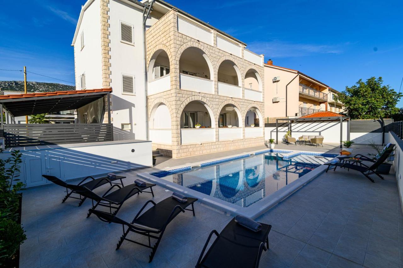 Villa Relax - Beautiful Apartment With Heated Saltwater Pool & Jacuzzi Kaštela Kültér fotó