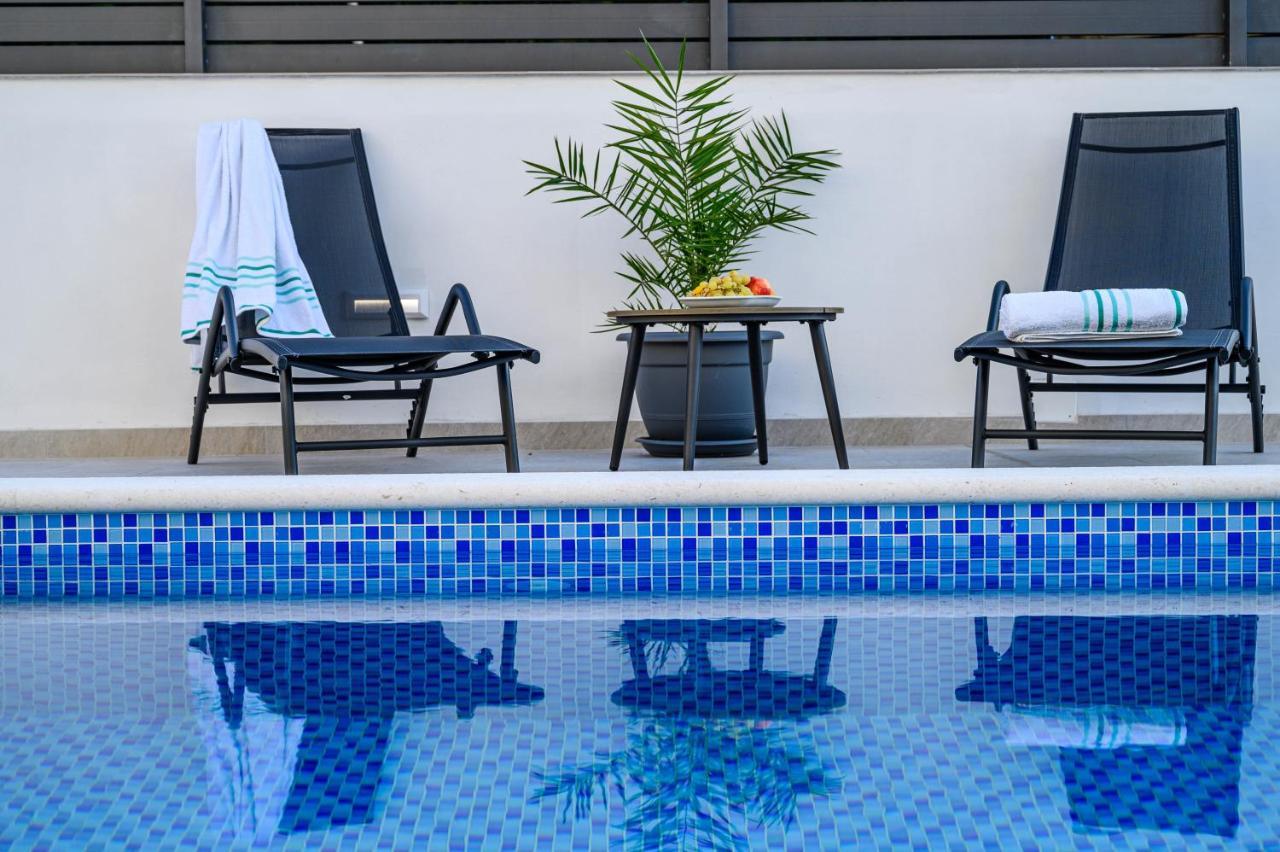 Villa Relax - Beautiful Apartment With Heated Saltwater Pool & Jacuzzi Kaštela Kültér fotó
