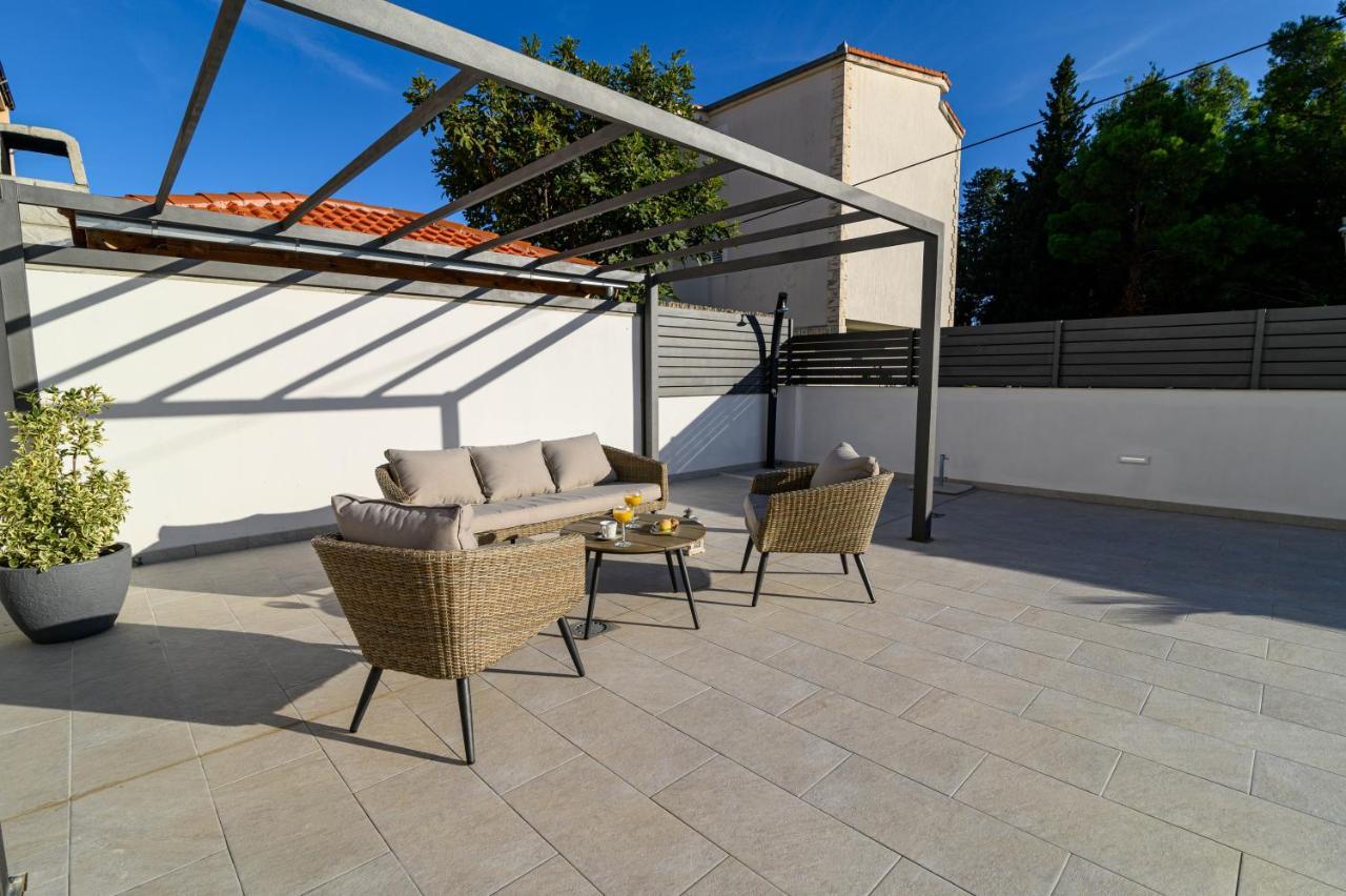 Villa Relax - Beautiful Apartment With Heated Saltwater Pool & Jacuzzi Kaštela Kültér fotó