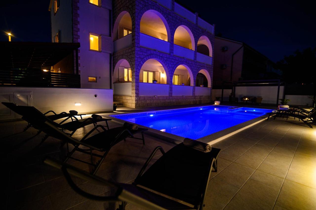 Villa Relax - Beautiful Apartment With Heated Saltwater Pool & Jacuzzi Kaštela Kültér fotó