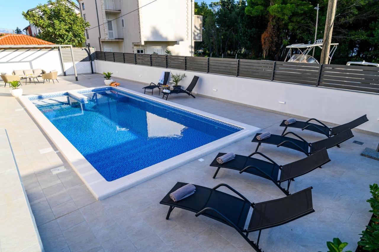 Villa Relax - Beautiful Apartment With Heated Saltwater Pool & Jacuzzi Kaštela Kültér fotó