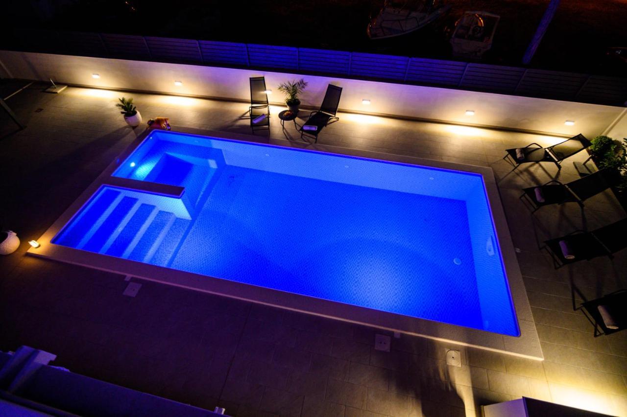 Villa Relax - Beautiful Apartment With Heated Saltwater Pool & Jacuzzi Kaštela Kültér fotó