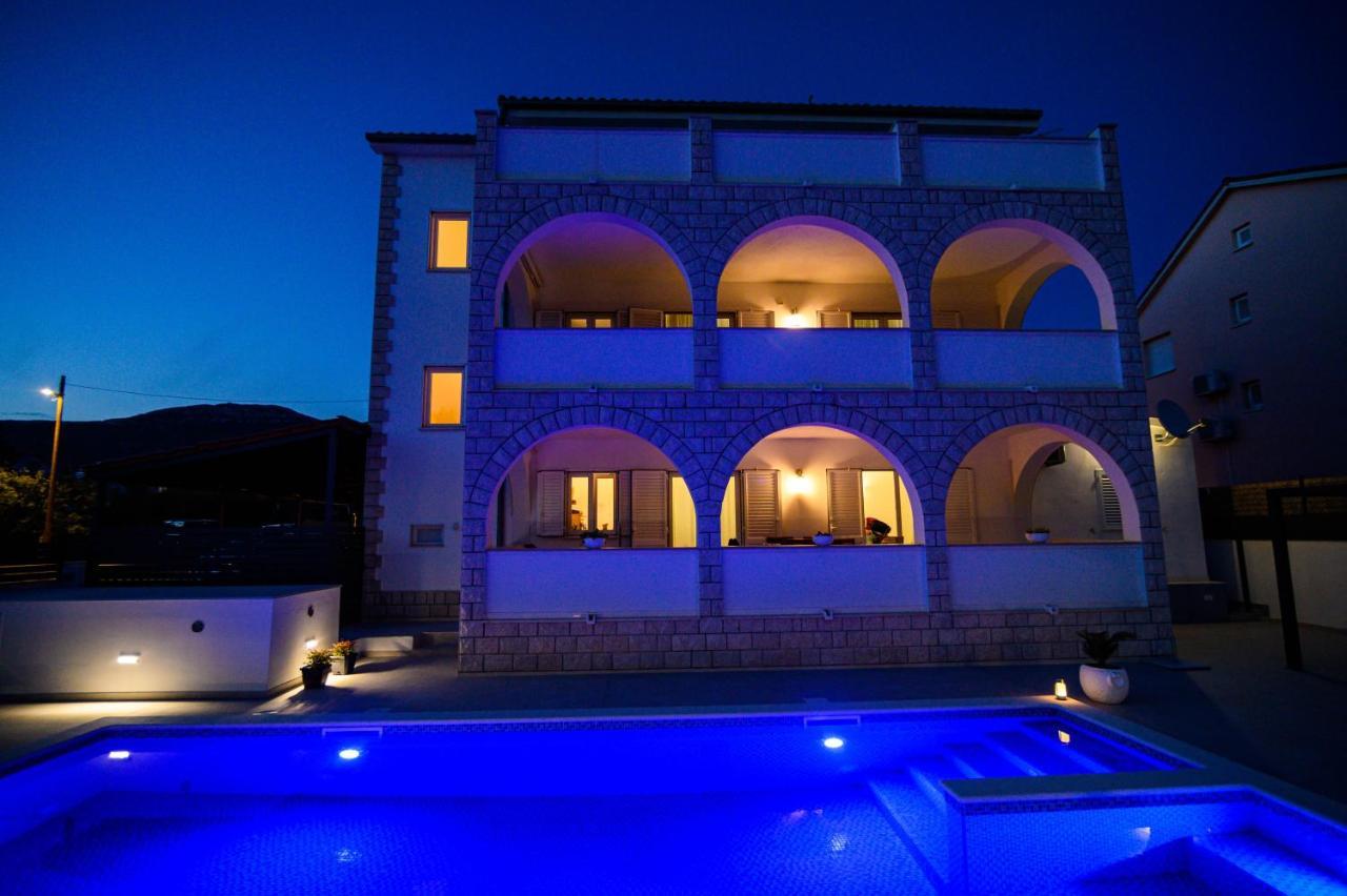 Villa Relax - Beautiful Apartment With Heated Saltwater Pool & Jacuzzi Kaštela Kültér fotó