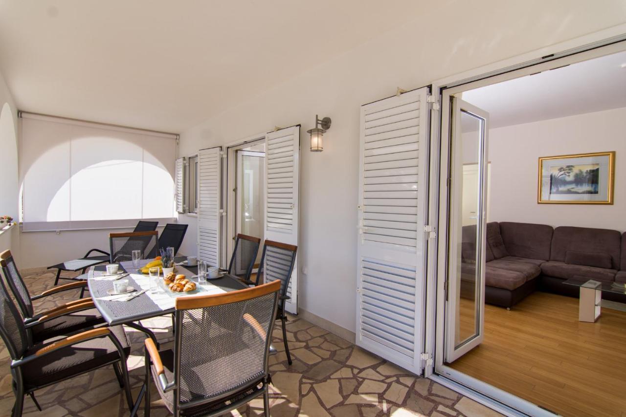 Villa Relax - Beautiful Apartment With Heated Saltwater Pool & Jacuzzi Kaštela Kültér fotó