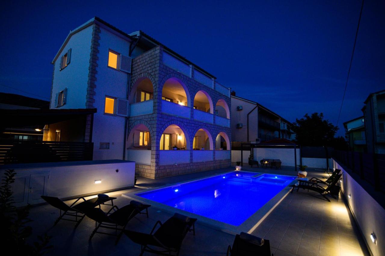 Villa Relax - Beautiful Apartment With Heated Saltwater Pool & Jacuzzi Kaštela Kültér fotó
