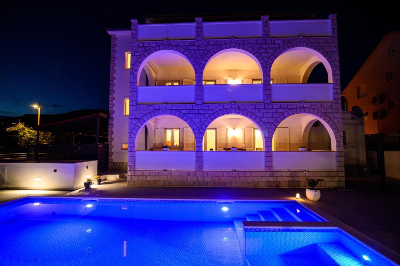 Villa Relax - Beautiful Apartment With Heated Saltwater Pool & Jacuzzi Kaštela Kültér fotó
