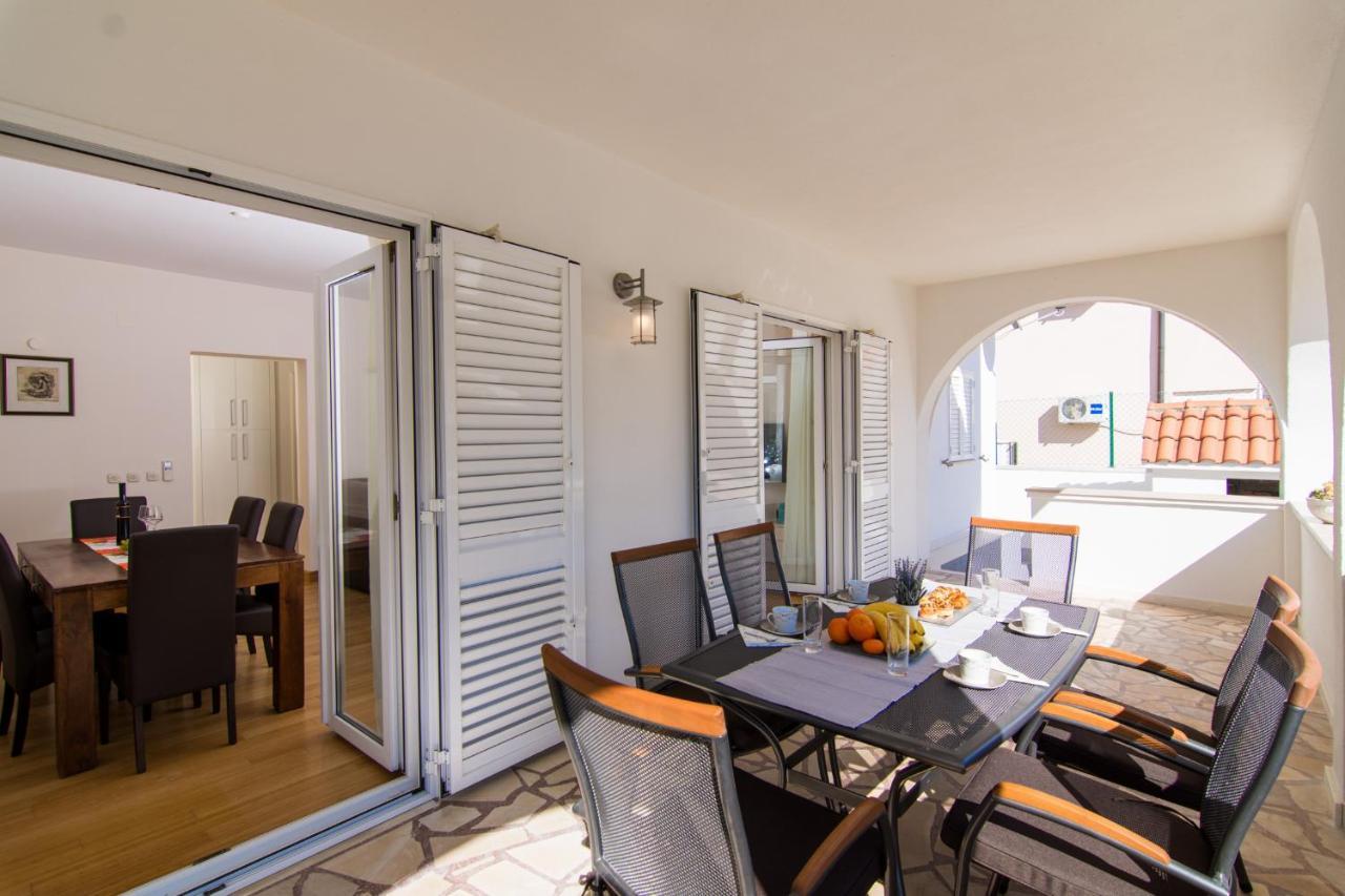 Villa Relax - Beautiful Apartment With Heated Saltwater Pool & Jacuzzi Kaštela Kültér fotó