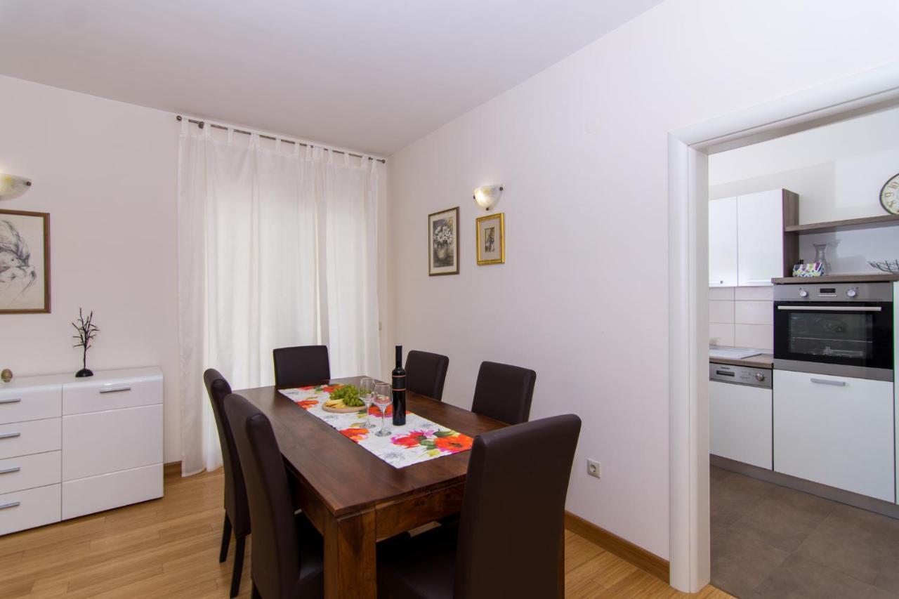 Villa Relax - Beautiful Apartment With Heated Saltwater Pool & Jacuzzi Kaštela Kültér fotó